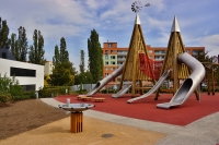 Park Brumlovka, malá a střední pyramida s tunelovými skluzavkami